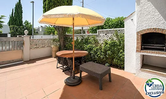 Great Opportunity in Empuriabrava – Charming Townhouse with Terrace and Barbecue for €130,000