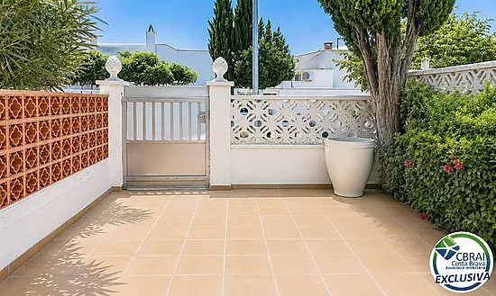Great Opportunity in Empuriabrava – Charming Townhouse with Terrace and Barbecue for €130,000