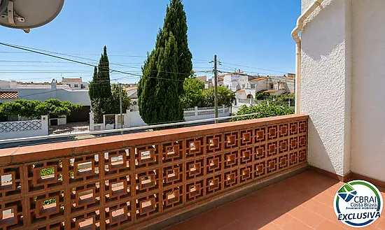 Great Opportunity in Empuriabrava – Charming Townhouse with Terrace and Barbecue for €130,000