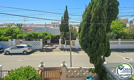 Great Opportunity in Empuriabrava – Charming Townhouse with Terrace and Barbecue for €130,000
