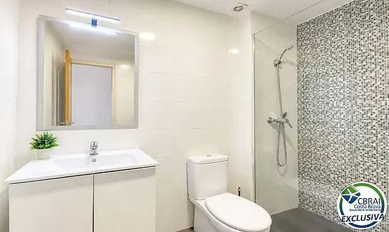 Great Opportunity in Empuriabrava – Charming Townhouse with Terrace and Barbecue for €130,000
