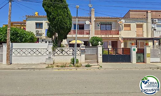 Great Opportunity in Empuriabrava – Charming Townhouse with Terrace and Barbecue for €130,000