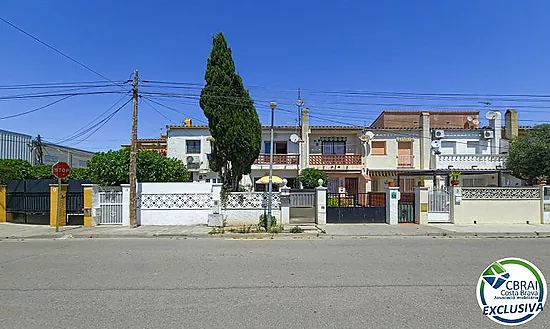 Great Opportunity in Empuriabrava – Charming Townhouse with Terrace and Barbecue for €130,000