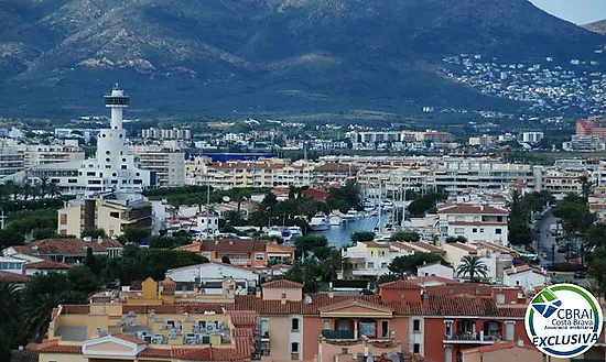 Great Opportunity in Empuriabrava – Charming Townhouse with Terrace and Barbecue for €130,000