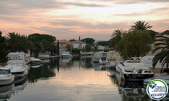 Great Opportunity in Empuriabrava – Charming Townhouse with Terrace and Barbecue for €130,000