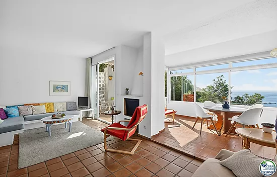 VILLA CON VISTAS AL MAR EN CANYELLES: PRIVACIDAD, LUZ NATURAL Y EL MEDITERRÁNEO COMO PROTAGONISTA