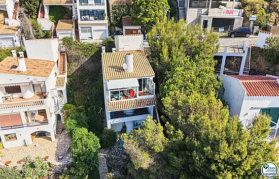 VILLA CON VISTAS AL MAR EN CANYELLES: PRIVACIDAD, LUZ NATURAL Y EL MEDITERRÁNEO COMO PROTAGONISTA