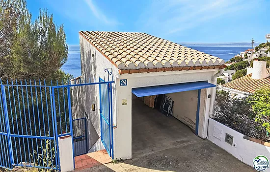 VILLA CON VISTAS AL MAR EN CANYELLES: PRIVACIDAD, LUZ NATURAL Y EL MEDITERRÁNEO COMO PROTAGONISTA