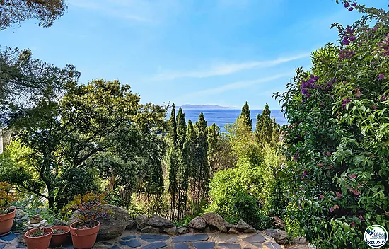 VILLA CON VISTAS AL MAR EN CANYELLES: PRIVACIDAD, LUZ NATURAL Y EL MEDITERRÁNEO COMO PROTAGONISTA