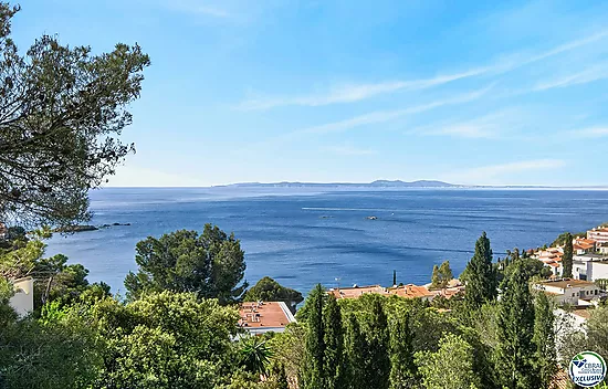VILLA CON VISTAS AL MAR EN CANYELLES: PRIVACIDAD, LUZ NATURAL Y EL MEDITERRÁNEO COMO PROTAGONISTA