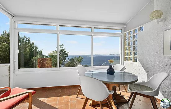 VILLA CON VISTAS AL MAR EN CANYELLES: PRIVACIDAD, LUZ NATURAL Y EL MEDITERRÁNEO COMO PROTAGONISTA