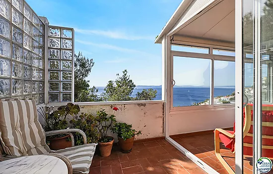 VILLA CON VISTAS AL MAR EN CANYELLES: PRIVACIDAD, LUZ NATURAL Y EL MEDITERRÁNEO COMO PROTAGONISTA