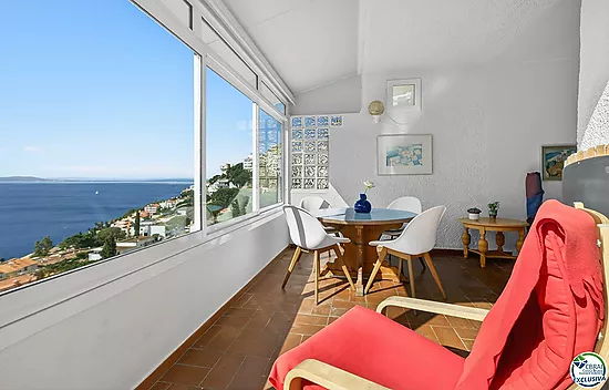 VILLA CON VISTAS AL MAR EN CANYELLES: PRIVACIDAD, LUZ NATURAL Y EL MEDITERRÁNEO COMO PROTAGONISTA