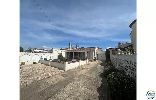 Maison de plain-pied à rénover à Peni, avec garage, possibilité de piscine et orientation sud-ouest.