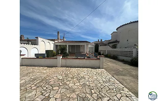 Maison de plain-pied à rénover à Peni, avec garage, possibilité de piscine et orientation sud-ouest.