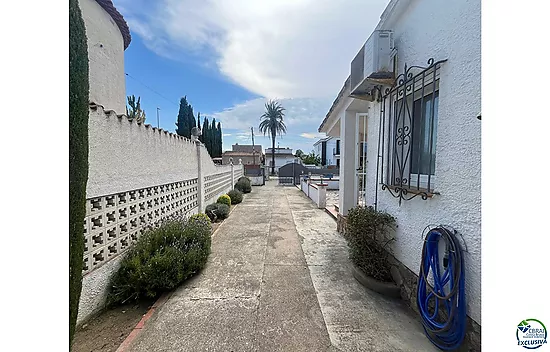 Maison de plain-pied à rénover à Peni, avec garage, possibilité de piscine et orientation sud-ouest.