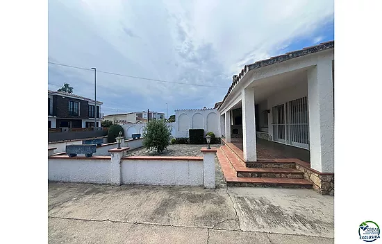 Maison de plain-pied à rénover à Peni, avec garage, possibilité de piscine et orientation sud-ouest.