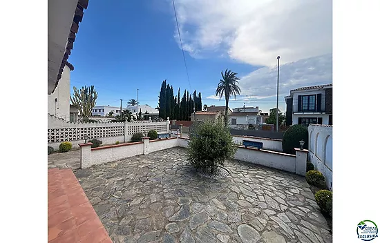 Maison de plain-pied à rénover à Peni, avec garage, possibilité de piscine et orientation sud-ouest.