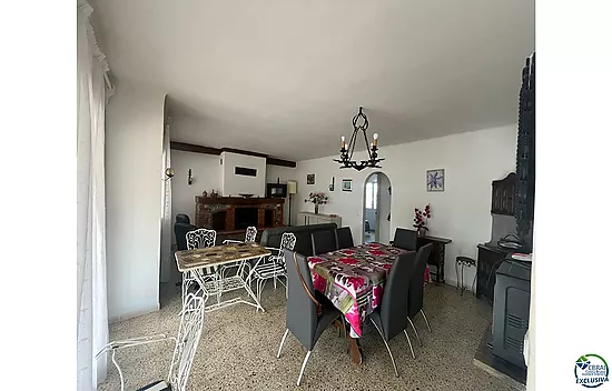 Maison de plain-pied à rénover à Peni, avec garage, possibilité de piscine et orientation sud-ouest.