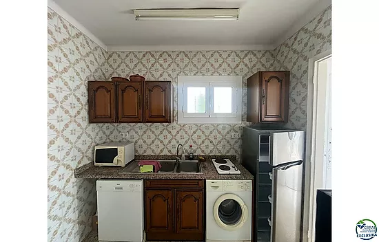 Maison de plain-pied à rénover à Peni, avec garage, possibilité de piscine et orientation sud-ouest.