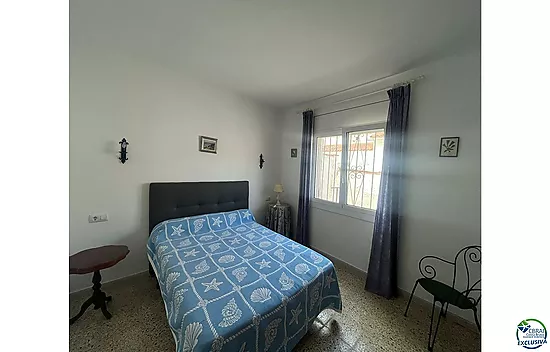 Maison de plain-pied à rénover à Peni, avec garage, possibilité de piscine et orientation sud-ouest.