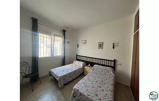 Maison de plain-pied à rénover à Peni, avec garage, possibilité de piscine et orientation sud-ouest.