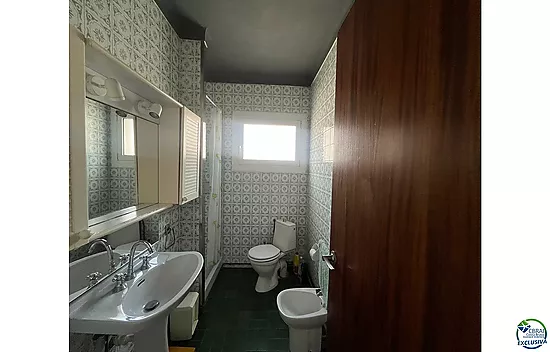 Maison de plain-pied à rénover à Peni, avec garage, possibilité de piscine et orientation sud-ouest.