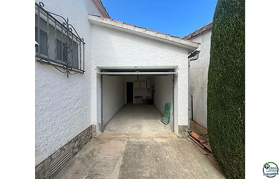 Maison de plain-pied à rénover à Peni, avec garage, possibilité de piscine et orientation sud-ouest.