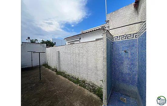 Maison de plain-pied à rénover à Peni, avec garage, possibilité de piscine et orientation sud-ouest.