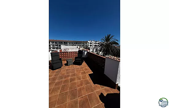 Empuriabrava, petite maison de vacances à vendre en plein centre-ville, à seulement 800 m de la plag