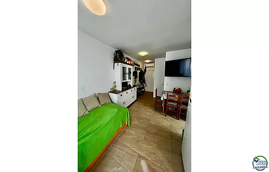 Empuriabrava, petite maison de vacances à vendre en plein centre-ville, à seulement 800 m de la plag