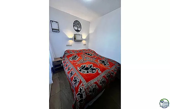 Empuriabrava, petite maison de vacances à vendre en plein centre-ville, à seulement 800 m de la plag