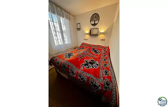 Empuriabrava, petite maison de vacances à vendre en plein centre-ville, à seulement 800 m de la plag