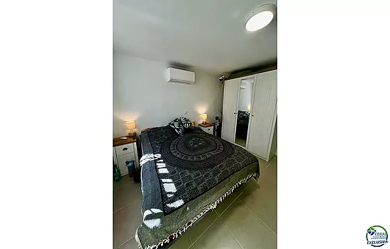 Empuriabrava, petite maison de vacances à vendre en plein centre-ville, à seulement 800 m de la plag