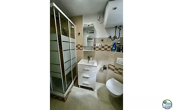 Empuriabrava, petite maison de vacances à vendre en plein centre-ville, à seulement 800 m de la plag