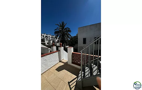 Empuriabrava, petite maison de vacances à vendre en plein centre-ville, à seulement 800 m de la plag