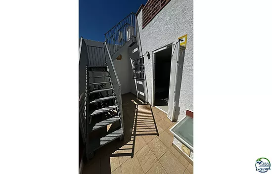 Empuriabrava, petite maison de vacances à vendre en plein centre-ville, à seulement 800 m de la plag