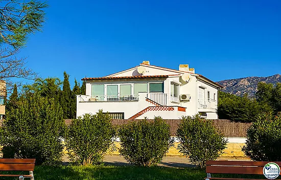 Maison très bien entretenue et très bien située à La Garriga, à Roses.