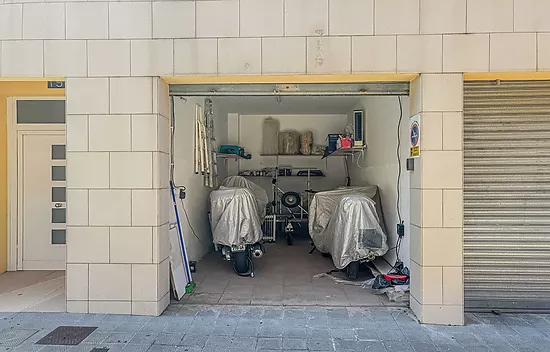 Enclosed garage in the heart of Roses