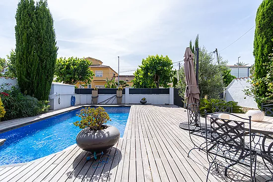 Stunning renovated house with pool in Empuriabrava