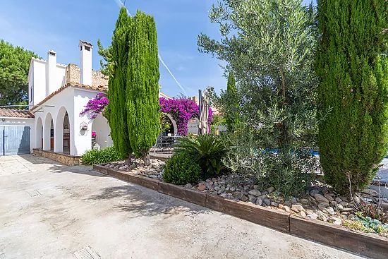 Stunning renovated house with pool in Empuriabrava