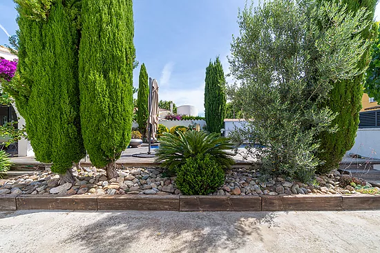 Stunning renovated house with pool in Empuriabrava