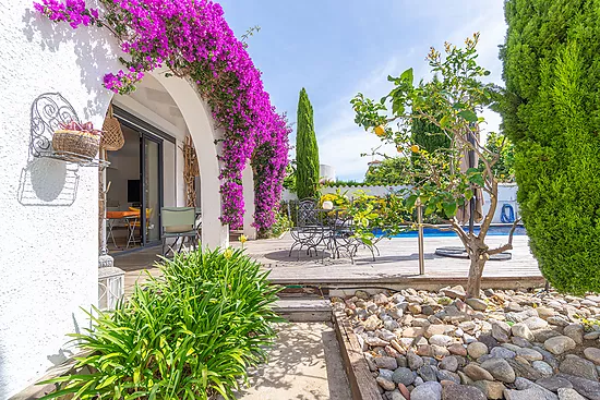 Stunning renovated house with pool in Empuriabrava