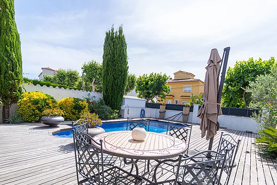 Stunning renovated house with pool in Empuriabrava