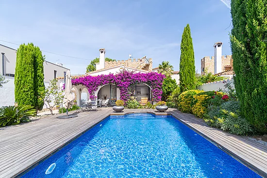 Stunning renovated house with pool in Empuriabrava