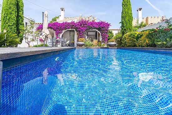 Stunning renovated house with pool in Empuriabrava
