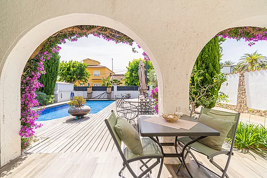 Stunning renovated house with pool in Empuriabrava