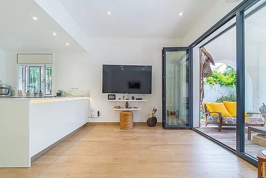 Stunning renovated house with pool in Empuriabrava