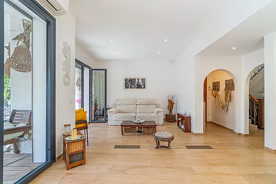 Stunning renovated house with pool in Empuriabrava