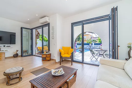 Stunning renovated house with pool in Empuriabrava